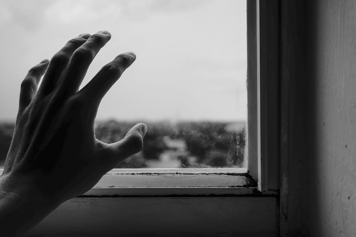 Hand die een raam opent voor frisse lucht binnenshuis