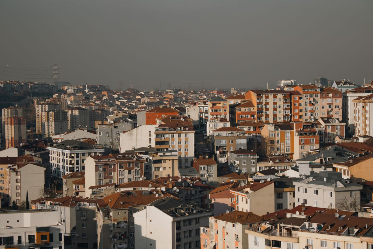 Skyline van een dichtbevolkte stad die schuilgaat onder een deken van smog