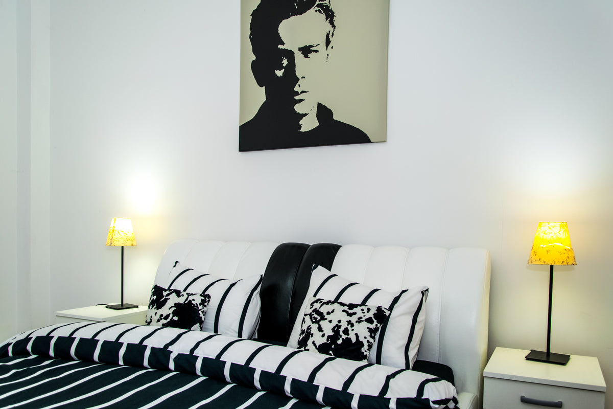 Rustige slaapkamer met een tweepersoonsbed en nachtkastjes