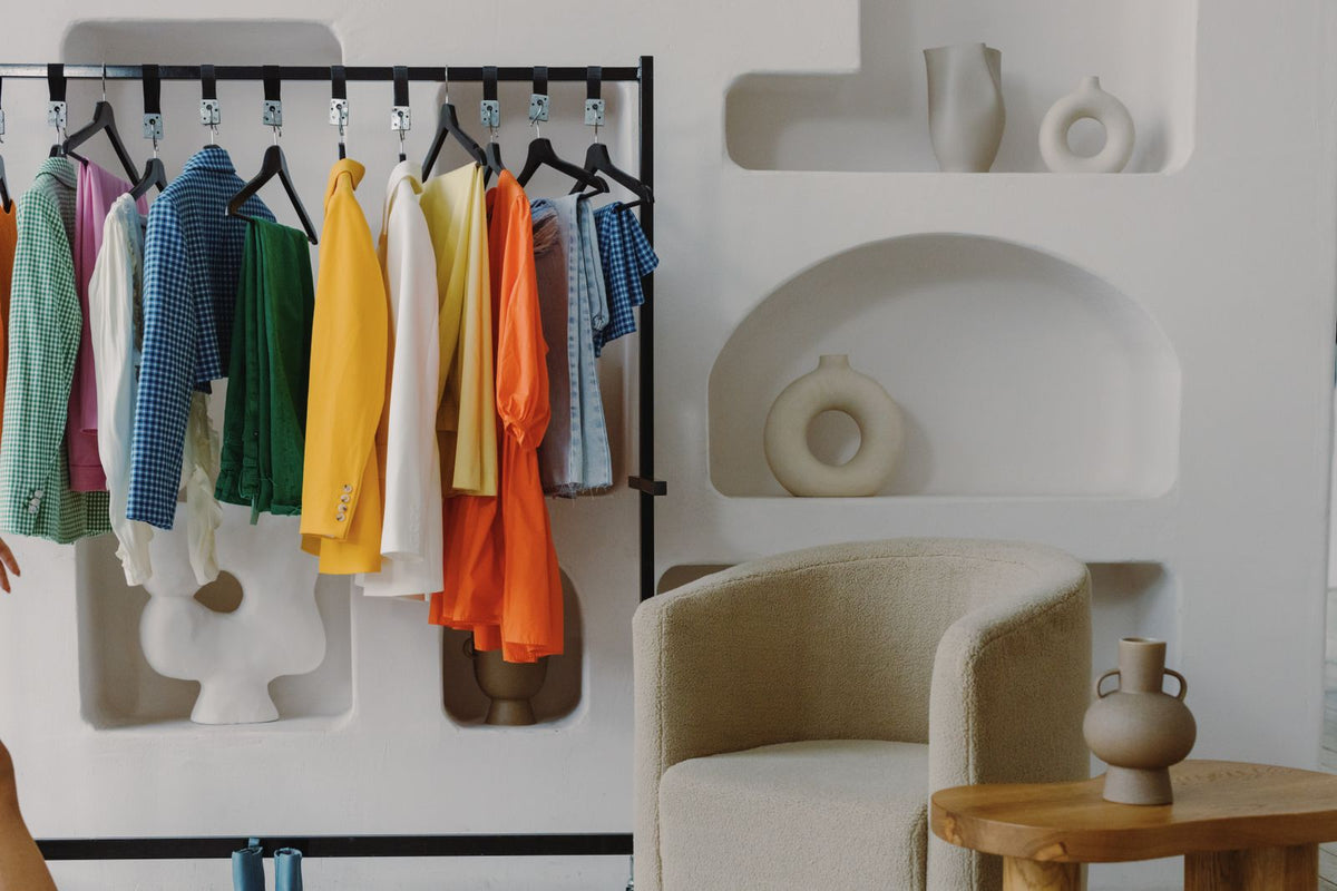 Kledingrek met kleding die binnen hangt te drogen