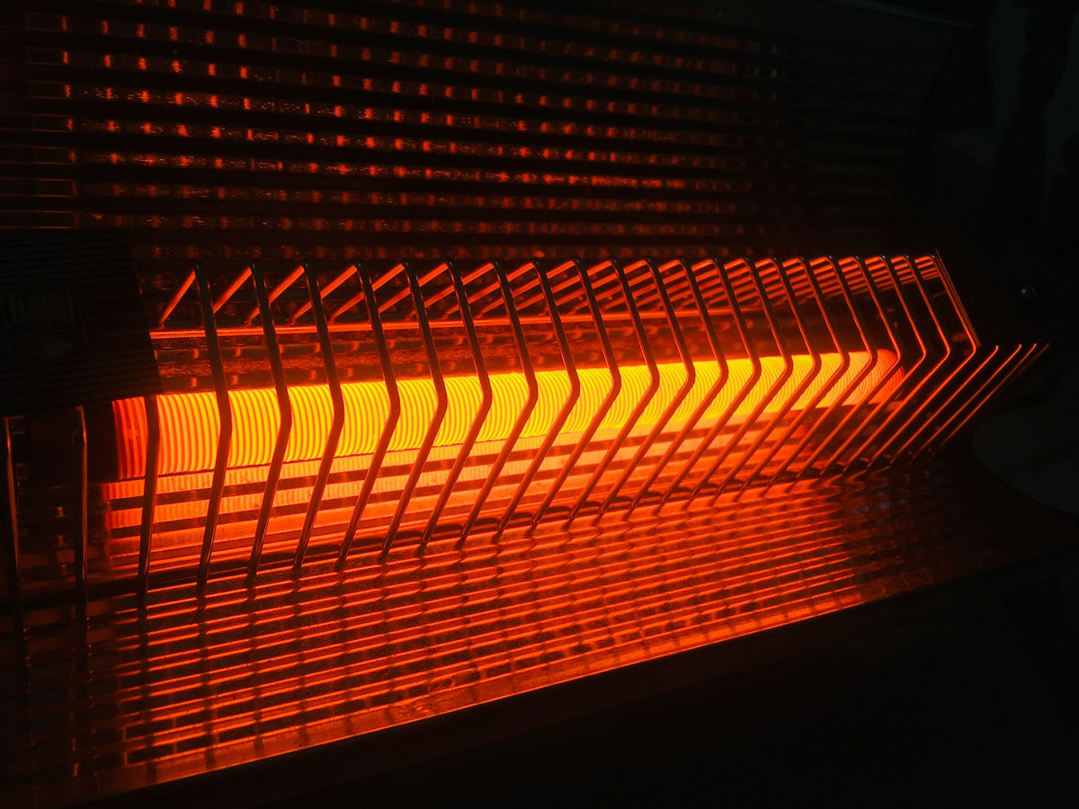 Elektrische heater die aanstaat en warmte afgeeft, passend bij hoe een keramische PTC-heater werkt
