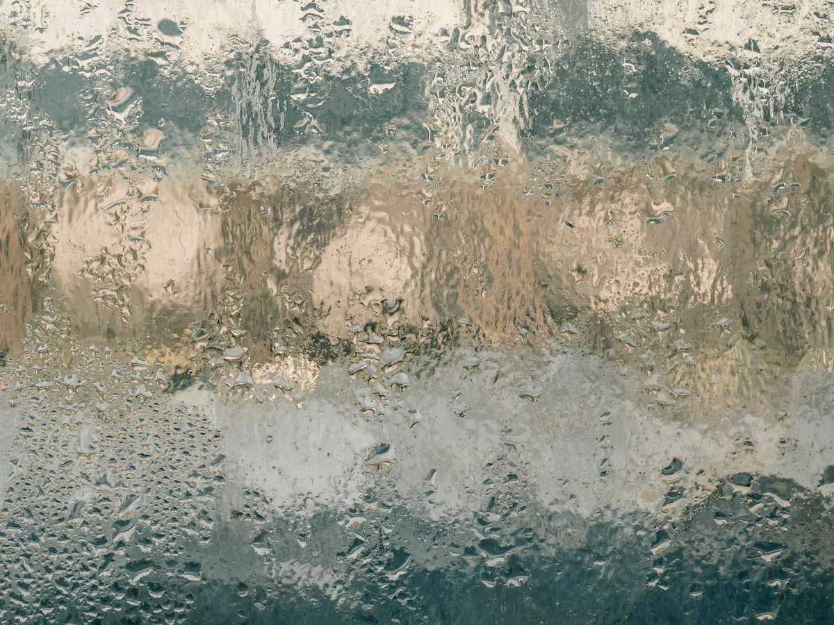 Waterdruppels op een raam, als beeld voor condens en vocht in huis