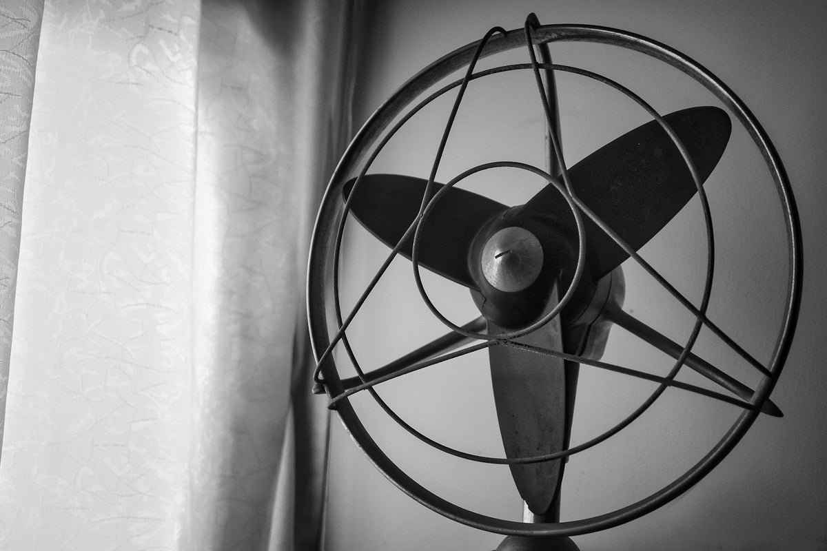 Zwart-witfoto van een elektrische ventilator, passend bij hoe een ventilator werkt