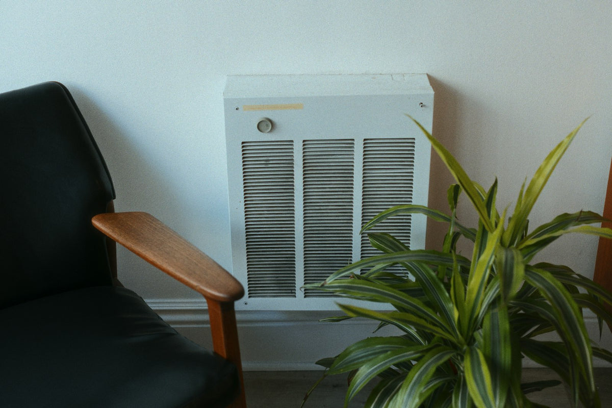 Kamer met stoel en elektrische heater, onderwerp: elektrische kachel de hele nacht aan