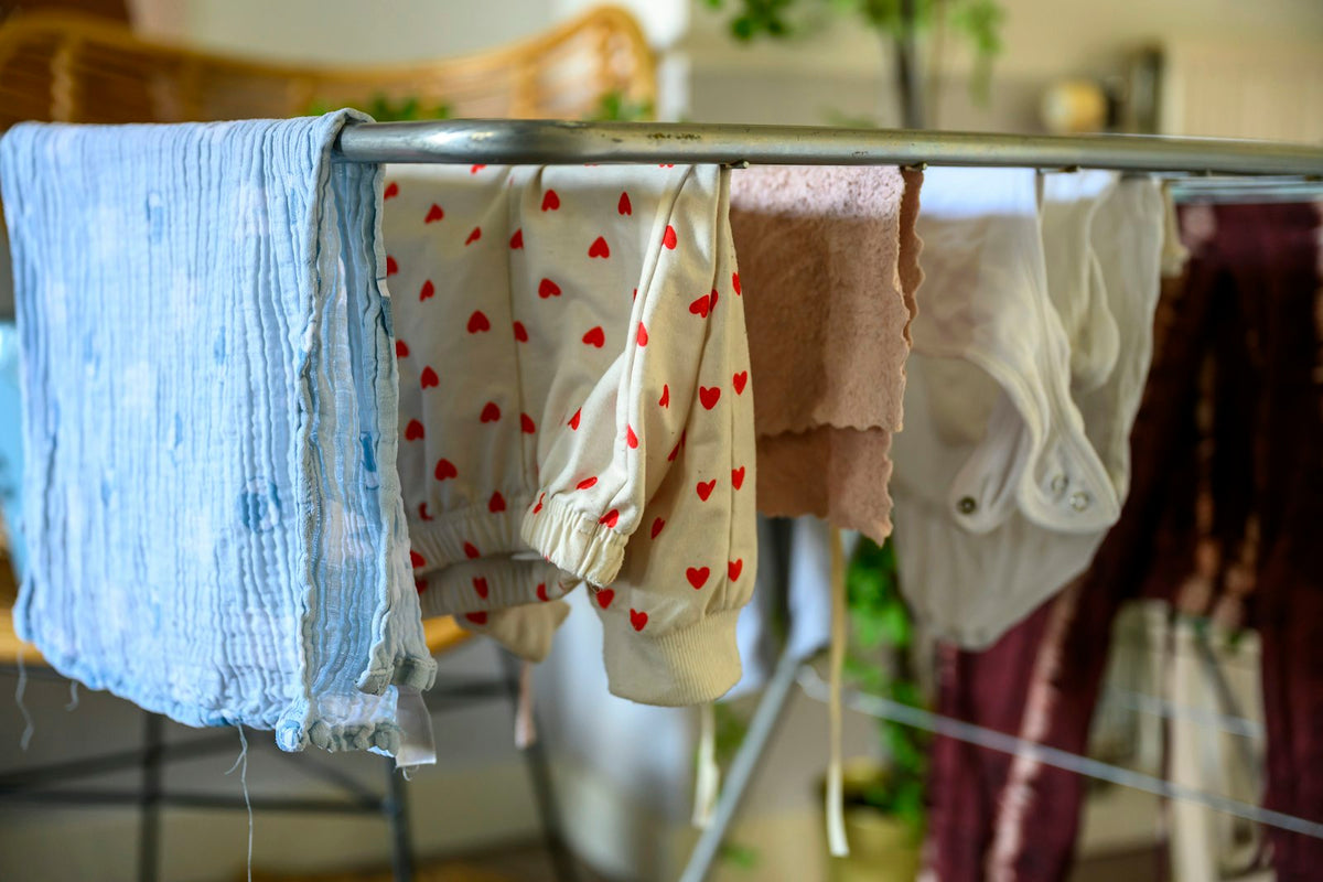 Natte was die binnen droogt op een droogrek in de woonkamer